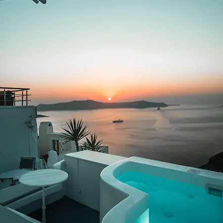 Trieris & Villa Fira (Santorini)