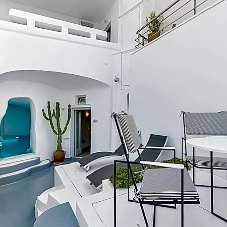 Vila Trieris & Fira (Santorini)