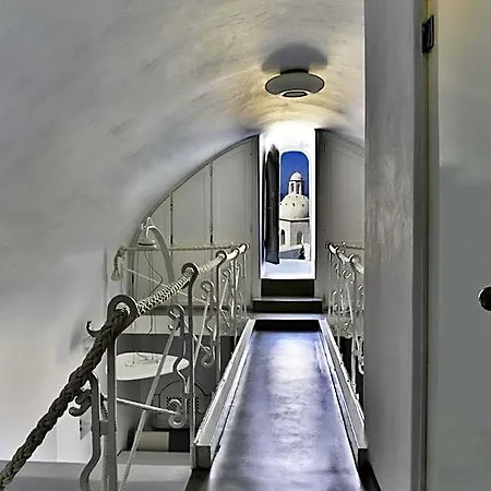 Trieris & Vila Fira (Santorini)