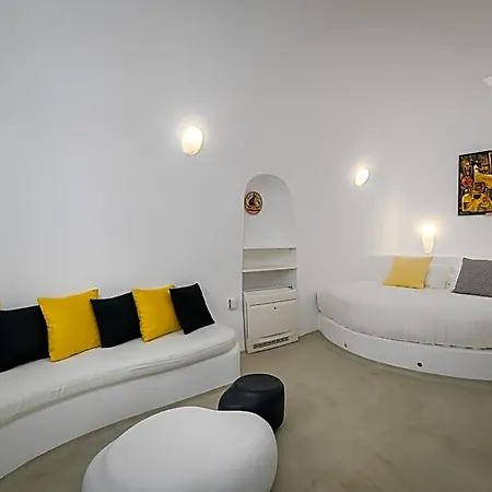 Vila Trieris & Fira (Santorini)
