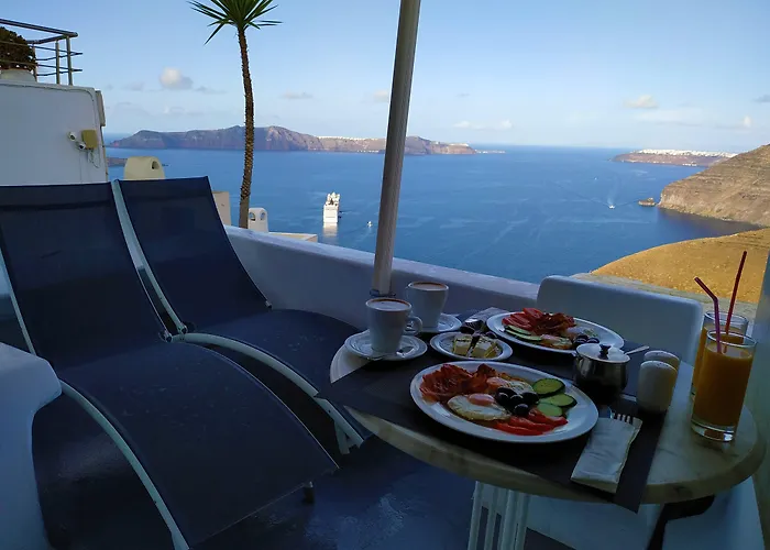 Trieris & Villa Fira (Santorini)