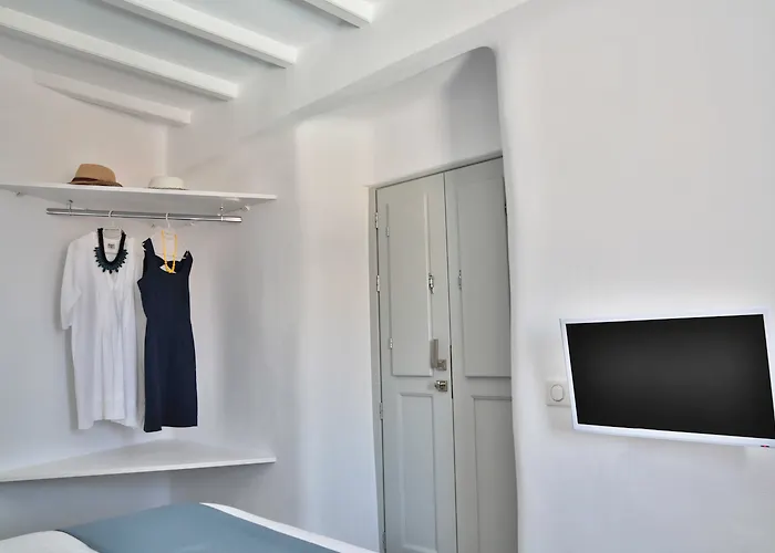 Trieris & Villa Fira (Santorini)