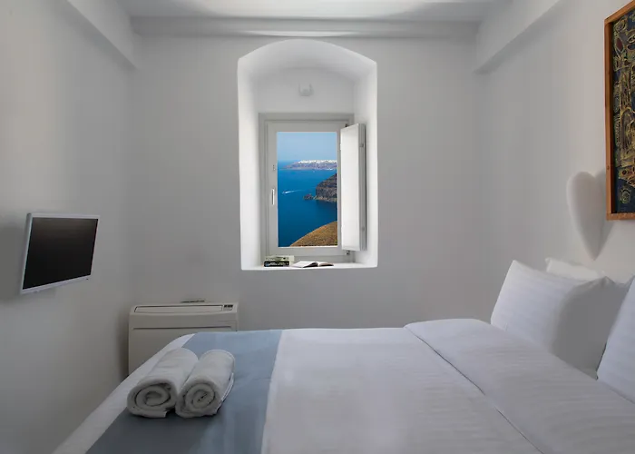 Villa Trieris & Fira (Santorini)