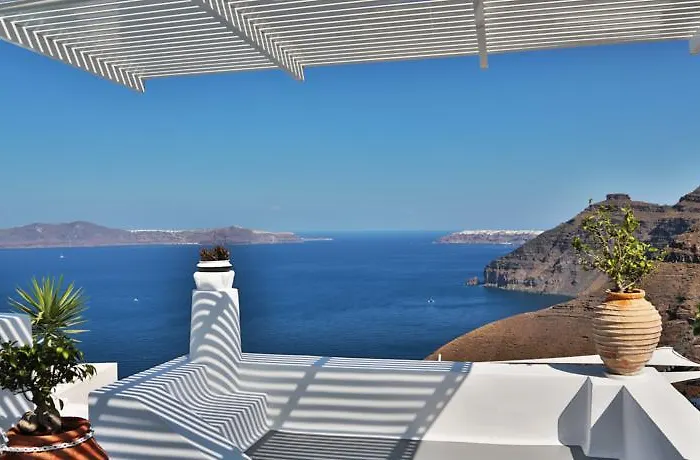 Villa Trieris & Fira (Santorini)