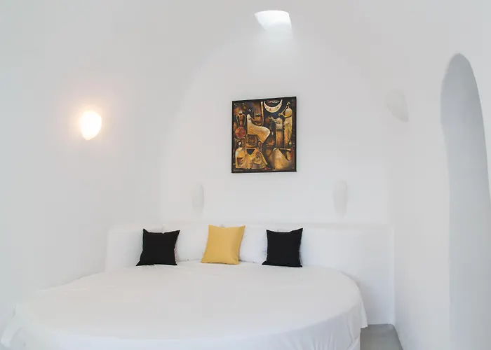 Trieris & Villa Fira (Santorini)