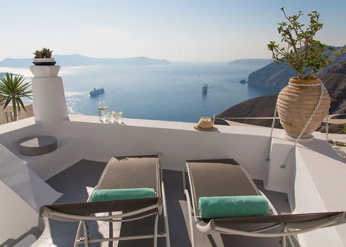 Trieris & Villa Fira (Santorini)