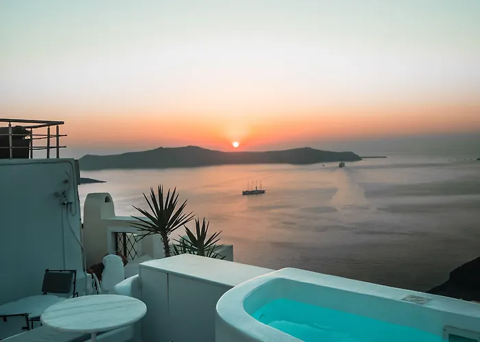 Trieris & Villa Fira (Santorini)