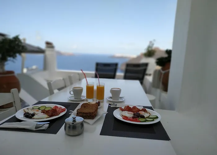 Trieris & Villa Fira (Santorini)