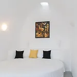 Trieris & Villa Fira (Santorini)
