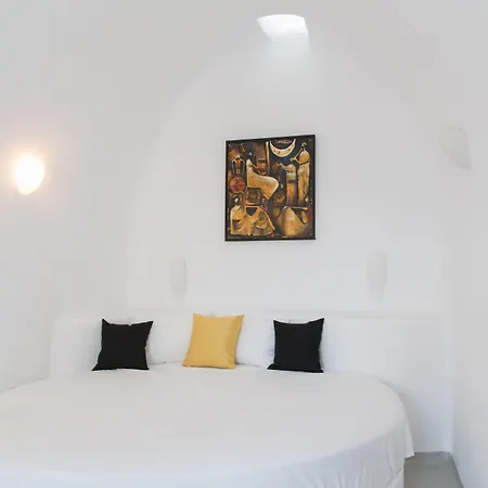 Trieris & Villa Fira (Santorini)