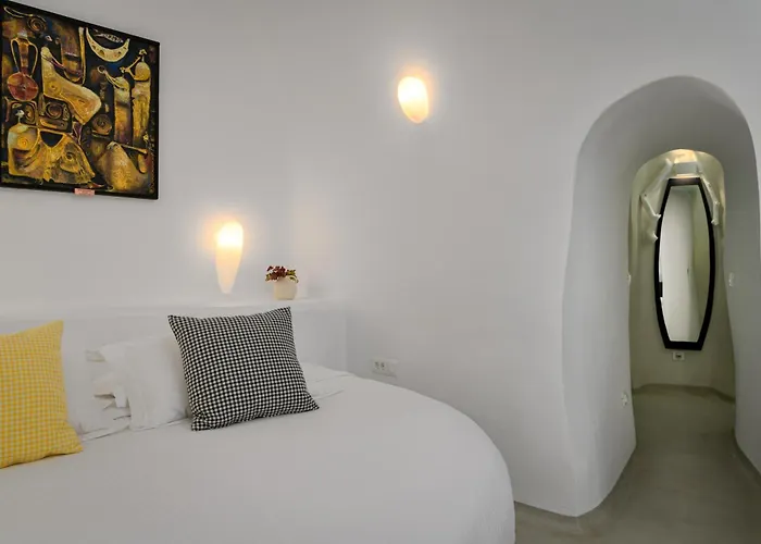 Trieris & * Fira (Santorini)